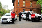 Bürgermeister Ernst-Wilhelm Vortmeyer freut sich zusammen mit den freiwilligen Fahrern Wolfgang Schwentker, Detlef Placke und mit Ulrich Büttke vom DRK-Ortsverein Rödinghausen über die neuen Fahrzeuge für das Seniorenmobil.Foto:Gemeinde Rödinghausen