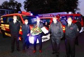 Bürgermeister Ernst-Wilhelm Vortmeyer bekam die Ehrennadel des Kreisfeuerwehrverbandes in Silber. Zusammen mit Marcel Breitenfeld, dem Leiter der Rödinghauser Feuerwehr (von links), Geschäftsbereichsleiter Daniel Müller, Kreisbrandmeister Bernd Kröger und dem stellvertretenden Feuerwehrleiter Andreas Paul inspizierte der Bürgermeister die neuen Fahrzeuge der Jugendfeuerwehr.Foto:Gemeinde Rödinghausen