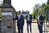 nBürgermeister Michael Dreier (links) enthüllte im Beisein von Michael Kriesten vom Amt für Umweltschutz und .Foto: © Stadt Paderborn