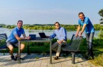 v. li.: Christian Stork von der Schloßpark- und Lippesee-Gesellschaft, Hobbyfotograf Josef Bröckling und Karl Heinz Schäfer von der Tourist Information Paderborn präsentieren am Lippesee-Rastplatz das neue Lippesee-Video.Foto: © Verkehrsverein Paderborn e. V.