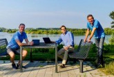 v. li.: Christian Stork von der Schloßpark- und Lippesee-Gesellschaft, Hobbyfotograf Josef Bröckling und Karl Heinz Schäfer von der Tourist Information Paderborn präsentieren am Lippesee-Rastplatz das neue Lippesee-Video.Foto: © Verkehrsverein Paderborn e. V.