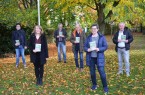 Die Archivverantwortlichen aus dem Kreis Paderborn stellen den neuen Archivwegweiser vor (v. l.): Michael Pavlicic (Bad Lippspringe), Johanna Jablonski (Borchen), Wilhelm Grabe (Paderborn), Ferdinand Kleine (Delbrück), Susanne Käune (Salzkotten), Gerhard van der Kamp (Altenbeken); es fehlt Jörg Altemeier (Büren).Foto: © Stadt Paderborn
