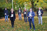 Die Archivverantwortlichen aus dem Kreis Paderborn stellen den neuen Archivwegweiser vor (v. l.): Michael Pavlicic (Bad Lippspringe), Johanna Jablonski (Borchen), Wilhelm Grabe (Paderborn), Ferdinand Kleine (Delbrück), Susanne Käune (Salzkotten), Gerhard van der Kamp (Altenbeken); es fehlt Jörg Altemeier (Büren).Foto: © Stadt Paderborn