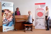 Stellten die Bedingungen des kommenden Regionalwettbewerbs von "Jugend musiziert" in der Johannes-Brahms-Musikschule vor (v.r.): Katharina Schröder, Ehrenamtsbüro Kreis Lippe, Romana Papenkordt, Koordinatorin "Jugend musiziert" und Musikschulleiterin Susanne Greschok. (Foto: Yannick Sonntag, LZ)