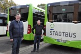 Stellen die umweltschonenden Hybrid-Busse der Stadtbus Gütersloh GmbH vor: Ralf Libuda, Geschäftsführer der Stadtbus Gütersloh GmbH, und Alexander Janzen, Leiter KFZ-Technik und Werkstätten bei den Stadtwerken Gütersloh (v.li.).Foto: Stadt Gütersloh