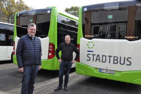 Stellen die umweltschonenden Hybrid-Busse der Stadtbus Gütersloh GmbH vor: Ralf Libuda, Geschäftsführer der Stadtbus Gütersloh GmbH, und Alexander Janzen, Leiter KFZ-Technik und Werkstätten bei den Stadtwerken Gütersloh (v.li.).Foto: Stadt Gütersloh