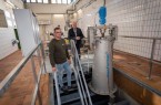 Weniger Klärschlamm durch Feuchtigkeitsentzug: Klärwerkmeister Max Menke (l.) und Klärwerk-Leiter Karl-Heinz Schroeder stellen den „FlocFormer“ vor.Foto:Stadt Gütersloh