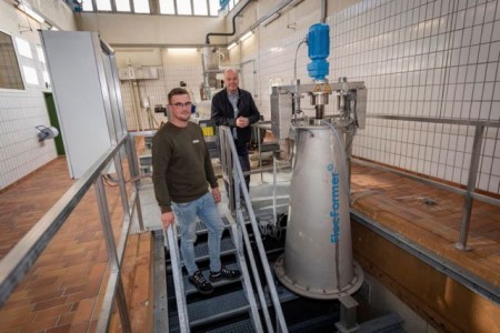 Weniger Klärschlamm durch Feuchtigkeitsentzug: Klärwerkmeister Max Menke (l.) und Klärwerk-Leiter Karl-Heinz Schroeder stellen den „FlocFormer“ vor.Foto:Stadt Gütersloh