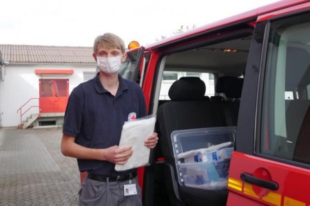 Jonas Scholle vom Deutschen Roten Kreuz macht die Tests bei den Betroffenen. Foto: Kreis Lippe 