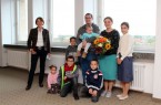 Die Urkunde zur Ehrenpatenschaft überreichte Monika Paskarbies, stellvertretende Bürgermeisterin der Stadt Gütersloh, (links) an Andreas (35) und Olesija (37) Freier für ihren zehn Monate alten Sohn Andreas (Mitte). Mit ihm freuten sich seine Geschwister (v.l.): Lilly-Naemi (2), Leevi (7), Maxim (10), Alex (9) sowie Emily (14). Bruder Jonas (14) konnte nicht dabei sein.Foto: Stadt Gütersloh