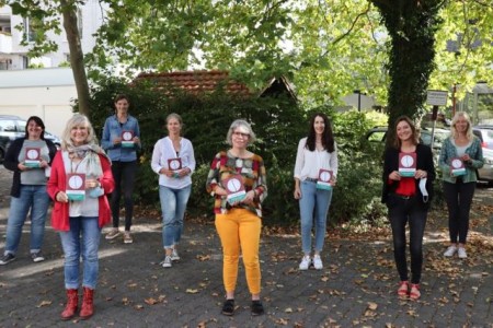 Die Beteiligten am Netzwerk Ess-Störungen präsentieren den neuen Wegweiser für Betroffene: (v.l.) Ranka Bijelic (Stadt Gütersloh), Ruth Walter (Caritas), Angela Wüllner (Gleichstellungsbeauftragte Kreis Gütersloh), Karin Bröder (Kreis Gütersloh), Sabine Berger (Frauenberatungsstelle), Doris Schlüter (Kreis Gütersloh), Ira Herdmann (Kreis Gütersloh), Almuth Duensing (pro familia). Foto: Kreis Gütersloh