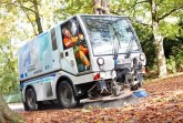 Mit elf Kehrmaschinen, zum Teil im Schichtbetrieb, ist der ASP zurzeit in der Stad Paderborn unterwegs, um das Laub und die Baumfrüchte zu beseitigen. Die manuellen Mitarbeiter sind zusätzlich mit Besen im Einsatz.Foto: © ASP