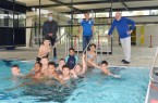 Auf dem Foto (v.l.): Betriebsleiter der Paderbäder Stefan Schumann, SchIP-Projektleiterin Birte Mai sowie Sportdezernent Wolfgang Walter mit Kindern des SchIP-Schwimmkurs zu Beginn der Herbstferien.Foto: © Stadt Paderborn