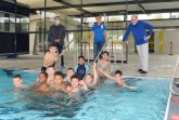 Auf dem Foto (v.l.): Betriebsleiter der Paderbäder Stefan Schumann, SchIP-Projektleiterin Birte Mai sowie Sportdezernent Wolfgang Walter mit Kindern des SchIP-Schwimmkurs zu Beginn der Herbstferien.Foto: © Stadt Paderborn