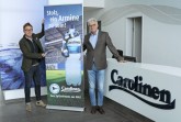 Der DSC Arminia Bielefeld kann auch in der ersten Bundesliga weiter auf das Bielefelder Familienunternehmen Mineralquellen Wüllner GmbH & Co. KG mit dessen Marke „Carolinen“ bauen. Auf dem Foto von links nach rechts: Markus Rejek (kaufmännischer Geschäftsführer DSC Arminia Bielefeld) sowie Maik Ramforth-Wüllner (Geschäftsführer Carolinen).Foto: Arminia Bielefeld/D. Mucha
