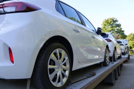 Frisch vom Werk: Im Frühjahr hat der Kreis die Fahrzeuge bestellt, nun wurde der Zuwachs für den Fuhrpark angeliefert. Foto: Kreis Lippe.