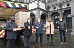 Die MBG Group übergibt der Stadt Paderborn 20.000 Flaschen Desinfektionsmittel (v. l.): Schuldezernent Wolfgang Walter, Bürgermeister Michael Dreier, Andreas W. Herb (CEO) und Lena Schmidt (Kommunikationsleitung, beide MBG Group) sowie Sören Lühr, Betriebsleiter des Gebäudemanagements Paderborn.Foto:© Stadt Paderborn
