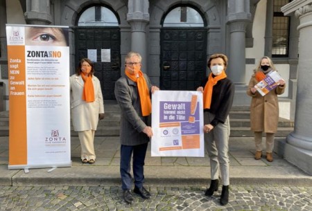 V.l.n.r: Sigrid Marxmeier (Präsidentin ZONTA Paderborn), Bürgermeister Michael Dreier, Helga Voß (Präsidentin der Soroptimisten(SI)-Club Paderborn) und Dagmar Drüke, Gleichstellungsbeauftragte der Stadt Paderborn, setzen mit gemeinsamen Aktionen ein Zeichen zum Internationalen Gedenktag „Nein – zu Gewalt an Frauen“.Foto: © Stadt Paderborn