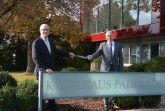 Manfred Müller (links im Bild) übergibt die Amtsgeschäfte an den neuen Landrat des Kreises Paderborn, Christoph Rüther. Bildnachweis: Amt für Presse- und Öffentlichkeitsarbeit, Meike Delang