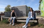 Adriana (14) und Avin (16) leben seit einigen Jahren in Versmold und besuchen die CJD Sekundarschule. Dort haben sie Deutsch gelernt und gehören mittlerweile zu den besten Schülerinnen in ihren jeweiligen Klassen. Foto: Kreis Gütersloh