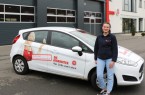 : Karlotta Hensch absolviert ein freiwilli	ges soziales Jahr (FSJ) bei den Johannitern Lippe	-
Höxter und unterstützt beim Versenden der Hausnotruf	- Geräte, die	kontak tlos installiert 
werden können, Foto: Johanniter