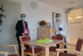 Das Nachtcafé im Klinikum Gütersloh wurde vom NRW-Landesministerium für Arbeit, Gesundheit
und Soziales als vorbildlich für die Weiterentwicklung des nordrhein-westfälischen 
Gesundheitswesens bewertet. Über diese Anerkennung freuen sich Demenz-Coach Katja Plock 
(links) und Geschäftsführerin Maud Beste. 
Klinikum Gütersloh gemeinnützige GmbH
Maud Beste, Foto: Klinikum Gütersloh