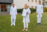 Bereits seit einem Jahrzehnt  besteht das zertifizierte Gynäkologische Krebszentrum der Klinik für 
Frauenheilkunde und Geburtshilfe am Klinikum Gütersloh − das älteste von der Deutschen 
Krebsgesellschaft zertifizierte Zentrum in Ostwestfalen-Lippe. Das freut (v.l.) den leitenden 
Oberarzt Dr. Uwe Görner, Chefärztin Dr. Wencke Ruhwedel und Oberarzt Dr. Christoph Stahlhoff. Foto: Klinikum Gütersloh