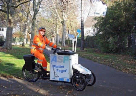ASP Mitarbeiter Reinhold Meglin bei seiner ersten Fahrt mit dem neuen Lastenfahrrad, mit dem er zukünftig für die Sauberkeit der Grünanlagen in der Innenstadt unterwegs sein wird.Foto: © Stadt Paderborn