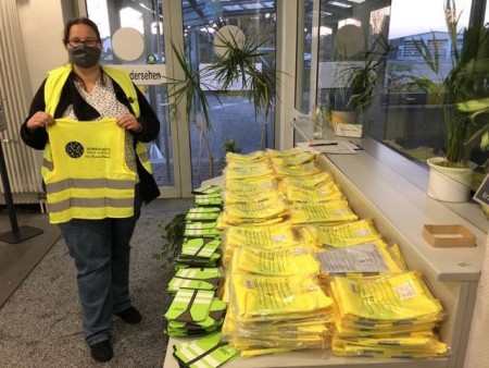 Mehr zu Fuß, weniger mit dem Auto: Melanie Schneider verteilte am Montag einige Warnwesten am Straßenverkehrsamt in Kirchlengern.Ftoto: Kreis Herford