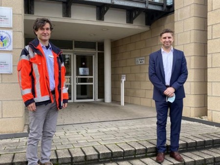 Im Pressegespräch erläuterten Dr. Steffen Grautoff (Ärztlicher Leiter Rettungsdienst Kreis Herford) und Krisenstabsleiter Markus Altenhöner die gezielte Entlassung der Patient*innen.Foto: Kreis Herford.