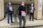Sonja Kogelheide von der Sparkassenstiftung Herford, Christoph Mörstedt (l.) vom Kreisheimatverein und Landrat Jürgen Müller (r.) präsentieren das neue Schulbuch des Kreisheimatvereins.Foto:Kreis Herford