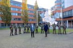 Landrätin Anna Katharina Bölling begrüßt Soldaten der Bundeswehr am Kreishaus .Foto: Mirjana Lenz/Kreis Minden-Lübbecke