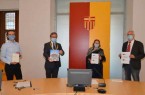 Jan Lindner, Vorstandsmitglied des Westfälischen Forums für Kultur und Bildung e. V., Bürgermeister Michael Dreier, Dr. Ulrike Kurth, erste Vorsitzende des Westfälischen Forums, sowie der stellvertretende Vorsitzende Manfred Krugmann (v. l.) haben einen Kooperationsvertrag mit der Moskauer Staatlichen Linguistischen Universität geschlossen. Neben dem unterzeichneten Vertrag werden auch zwei Buchgeschenke aus Paderborn die Verantwortlichen in Moskau erreichen.Foto:© Stadt Paderborn
