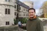 Christopher Horstmann, wissenschaftlicher Volontär des Kreismuseums, hat die neue App erarbeitet. Foto: ©Kreismuseum Wewelsburg
