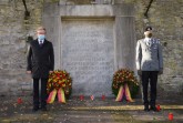 Bürgermeister Michael Dreier (links) und Oberstleutnant Marco Maulbecker haben im Stillen einen Kranz niedergelegt.Foto: © Stadt Paderborn