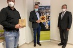 Bürgermeister Michael Dreier (rechts) verabschiedete sich von Günter Helling, der nach fast 20 Jahren in der Geschäftsführung des Vereins „KIM – Soziale Arbeit e.V.“ in den Ruhestand geht. Sein Nachfolger wird Andre Rusch (links).Foto:© Stadt Paderborn