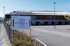 Zeugnis der Pandemie: Hinweisschild auf das Corona-Testzentrum im ansonsten geschlossenen Ahorn-Sportpark, 10. April 2020.Foto:© Stadt- und Kreisarchiv Paderborn