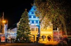 Vor dem illuminierten Rathaus steht in diesem Jahr eine rund 19 Meter hohe Nordmanntanne - der bislang größte Weihnachtsbaum auf dem Rathausplatz. 150 Meter Lichterkette bringen ihn zum Strahlen.Foto:© Stadt Paderborn