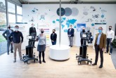 Projektbeteiligte von wertkreis, Rethink Robotics und der Universität Duisburg-Essen mit dem Cobot Sawyer. Foto: wertkreis GT