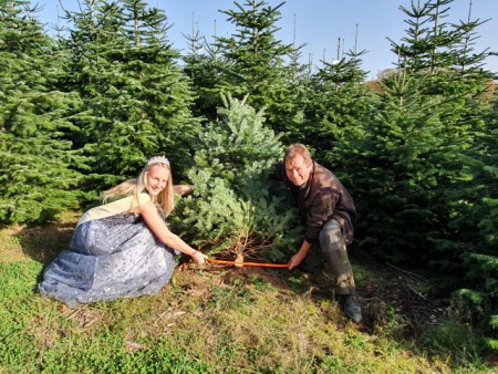  Symbolischer Start der Weihnachtsbaumsaison mit Weihnachtsbaumkönigin Laura Stegemann und Eberhard Hennecke, Foto: Gartenbau NRW