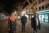 Setzen sich für die stimmungsvolle und umweltfreundliche Winterbeleuchtung in der Berliner Straße ein (v.r.): Bürgermeister Norbert Morkes, Stadtwerke Geschäftsführer Ralf Libuda und Anne Vospeter von der Gütersloher Werbegemeinschaft. Foto: Stadtwerke Gütersloh