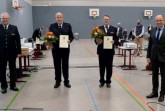 Kreisbrandmeister Elmar Keuter, seine Stellvertreter Andreas und Christoph Müller sowie Landrat Christoph Rüther bei der Amtseinführung der stellvertretenden Kreisbrandmeister während der Kreistagssitzung in der Sporthalle des Schloss Neuhäuser Berufskollegs. Foto: VdF/Ralph Meyer