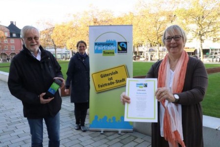 Freude über die erneute Auszeichnung als Fairtrade-Stadt: (von links) Ludger Klein-Ridder (Attac e.V., Regionalgruppe Gütersloh) sowie Sonja Wolters und Gisela Kuhlmann vom städtischen Fachbereich Umweltschutz, wo die Aktivitäten für Gütersloh koordiniert werden.Foto:Stadt Gütersloh