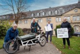 Auf dem ersten Bild sehen Sie v.l.n.r.: Werner Kloppmann (ADFC Kreis Lippe e.V.), Michael Forst (Stadt Detmold), Bürgermeister Frank Hilker und Christine Fuchs (Geschäftsführerin der Arbeitsgemeinschaft fußgänger- und fahrradfreundlicher Städte, Gemeinden und Kreise in Nordrhein-Westfalen e.V.) Foto: Stadt Detmold