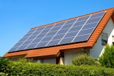 Solaranlage auf einem Hausdach unter dem strahlend blauen Himmel, Foto: ©Smileus / stock.adobe.com