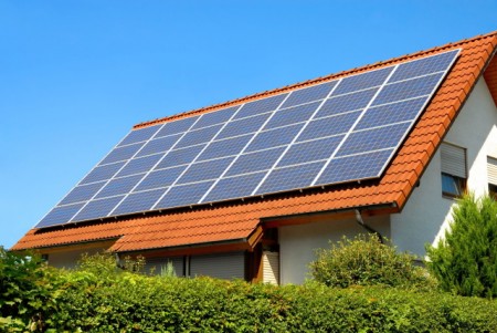 Solaranlage auf einem Hausdach unter dem strahlend blauen Himmel, Foto: ©Smileus / stock.adobe.com