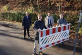Haben die letzte Absperrung zur Seite getragen und damit die Fahrt für die Gauseköte wieder freigegeben: Marcus Püster (Bürgermeister Schlangen), Andreas Meyer (Straßen.NRW), Frank Hilker (Bürgermeister Detmold) und Landrat Dr. Axel Lehmann (v.l.). (Foto: Straßen.NRW)