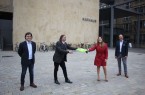 Geschenkübergabe unter Corona-Bedingungen: Von Lídia Nabais gab es eine Übersetzung portugiesischer Sprichwörter, von Norbert Morkes einen Gütersloh-Bildband. Für die Kamera gab es – wie so oft in diesen Zeiten – ein ungewöhnliches Motiv. Ebenfalls Gäste beim Antrittsbesuch: Miguel Loureiro (l.) und Frank Mertens.Foto: Stadt Gütersloh