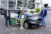 Strahlende   Gesichter   bei   der  Übergabe   des   neuen   Osterlauf-Fahrzeugs  im
Volkswagen-Zentrum   Paderborn,   diesmal   natürlich   mit   dem   erforderlichen
Abstand: Vereinsmanager Mathias Vetter, Thiel-Marketingchefin Daniela Schön
und OL-Geschäftsführer Christian Stork (v.l.), Foto: SC Grün Weiß