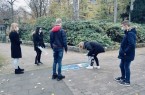 Schülerinnen und Schüler der Elly-Heuss-Knapp-Realschule erinnern mit Symbolen auf dem Pflaster in der Innenstadt an die Opfer von Krieg, Verfolgung und Gewalt.Foto:Stadt Gütersloh